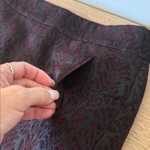 LOFT Gorgeous Black and Burgundy Textured Skirt, size 6